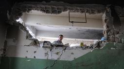 Serangan udara Israel kembali menghujani wilayah Jalur Gaza, termasuk menghantam sekolah Halima Saadiya yang telah berubah menjadi tempat penampungan pengungsi Palestina. (BASHAR TALEB/AFP)