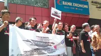 Karyawan PT Bank Ekonomi Raharja Tbk menggelar aksi demo di depan kantor jalan Boulevard Raya, Kelapa Gading Jakarta Utara pada Senin (26/9/2016) pagi.
