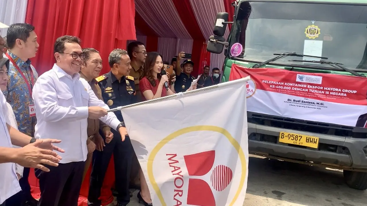 Menteri Perdagangan (Mendag) Budi Santoso resmi melepas ekspor produk Mayora Group ke-400.000 pada Selasa, 5 November 2024. (Natasha/Liputan6.com)