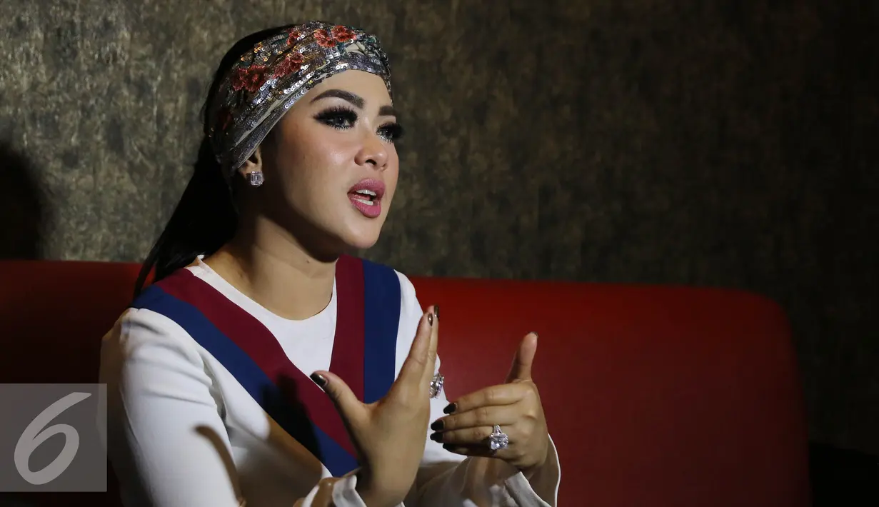 Penyanyi Syahrini menjawab pertanyaan wartawan usai latihan nyanyi buat HUT SCTV di Jakarta, Jumat (19/8). HUT SCTV yang ke-26 akan diadakan di istora senayan secara Live pada pukul 18.45 Wib. (Liputan6.com/Herman Zakharia)