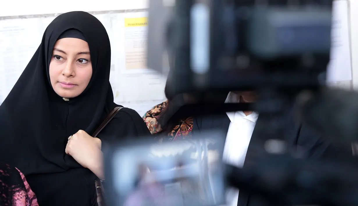 Vidi Galenso Syarief pengacara Putri mengaku bingung dengan sikap ustaz selama proses perceraian. Bahkan, ia melihat ustaz tersebut tidak konsisten dengan ucapannya. Bahkan, mulai jalan bersama istri sirinya didepan publik. (Deki Prayoga/Bintang.com)