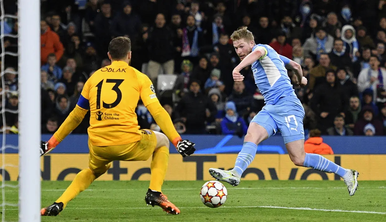 De Bruyne yang tinggal berhadapan satu lawan satu dengan Jan Oblak berhasil melesatkan bola ke gawang Atletico Madrid lewat tembakan mendatar kaki kanannya pada menit ke-69. (AFP/Oli Scarff)