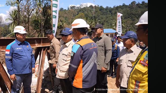 Prabowo Hentikan Kendaraan di Tapanuli Selatan untuk Sapa Petugas Pencari Korban Hilang