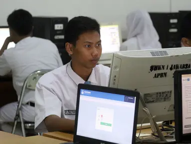 Pelajar mengikuti Ujian Nasional Berbasis Komputer (UNBK) di SMK Negeri 1, Jakarta, Senin (2/4). Sebanyak 1.485.302 siswa dari 13.054 sekolah menengah kejuruan (SMK) sederajat mengikuti Ujian Nasional (UN). (Liputan6.com/Arya Manggala)