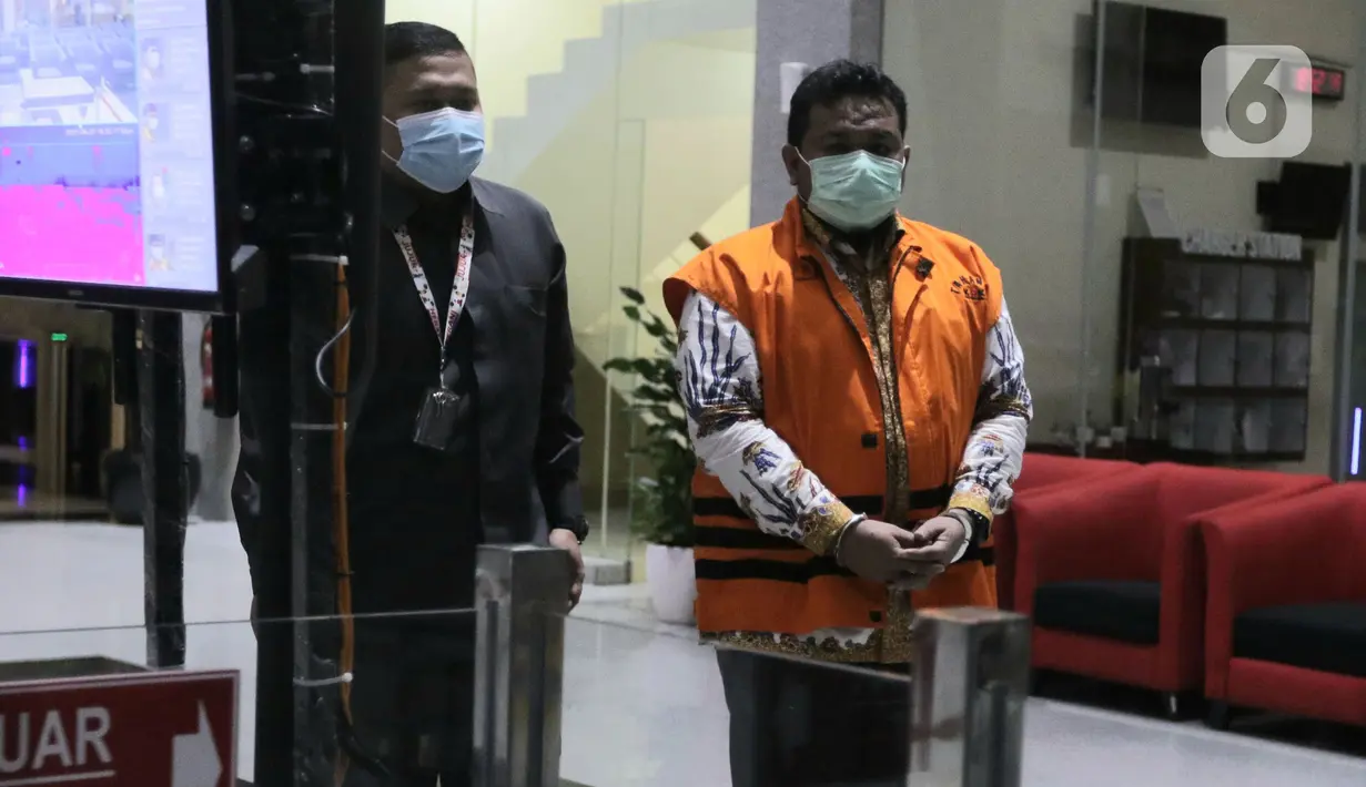 Walikota Tanjungbalai nonaktif, M Syahrial usai menjalani sidang pembacaan vonis secara virtual dari Pengadilan Tipikor Medan di Gedung KPK, Jakarta, Senin (20/9/2021). M Syahrial divonis 2 tahun penjara, denda Rp 100 juta, subsider 4 bulan kurungan. (Liputan6.com/Helmi Fithriansyah)