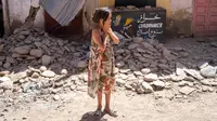Seorang anak bereaksi setelah memeriksa kerusakan akibat gempa bumi di kotanya Amizmiz, dekat Marrakesh, Maroko, Minggu (10/9/2023). TV pemerintah mengumumkan bahwa jumlah korban tewas akibat gempa Maroko meningkat menjadi 2.122 orang dan 2.421 lainnya terluka. (AP Photo/Mosa'ab Elshamy)
