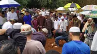 Korban kecelakaan maut di Pejagan dimakamkan hari ini. (Liputan6.com/Pramita Tristiawati)