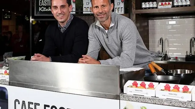 Ryan Giggs dan Gary Neville Berlibur di Bali