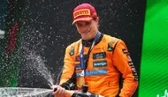 Oscar Piastri, pembalap McLaren berselebrasi setelah finis pertama di F1 GP China 2025. (Bola.com/formula1.com)