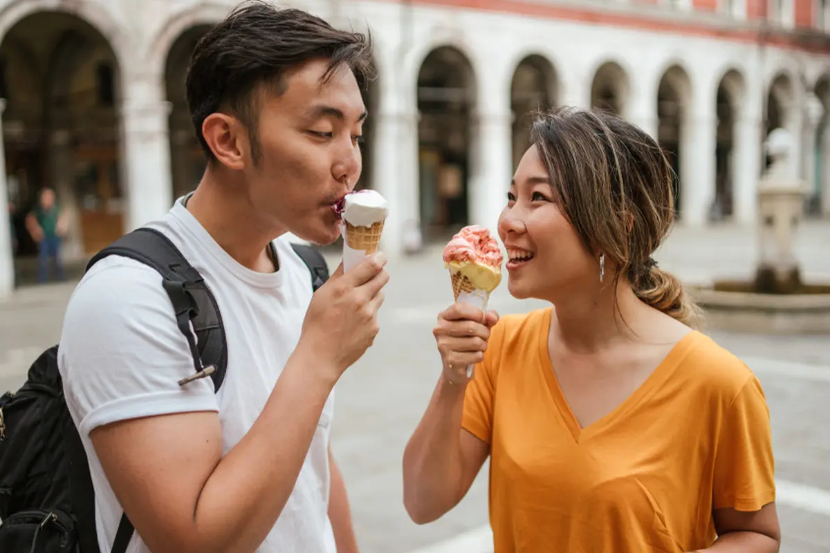 cinta bahagia couple makan es krim
