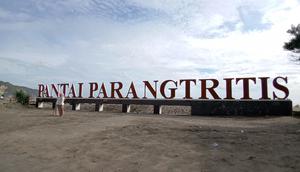 Ikon Pantai Parangtritis, Bantul dengan latar belakang bibir pantai pada Rabu (25/12/2024) sore. Butuh tata kelola dalam menangani sampah yang mencapai empat ton per hari. (Kukuh Setyono)