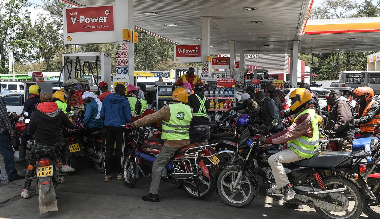 Ojek Boda boda mengantre bahan bakar di sebuah pom bensin di Nairobi pada 4 April 2022. Pengendara bermotor di Kenya mengalami kekurangan bahan bakar dengan antrean berjam-jam dan penjatahan ketat yang dapat diperoleh pelanggan saat pompa bensin di seluruh negeri mengering. (Simon MAINA / AFP)