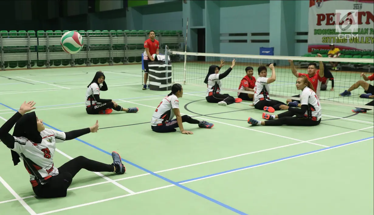 Atlet bola voli duduk putri Asian Para Games Indonesia saat berlatih di Gelora Bung Karno Arena, Jakarta, Rabu (26/9). Latihan ini merupakan pelatnas voli duduk putri Indonesia setelah sebelumnya berlatih di Solo. (Liputan6.com/Helmi Fithriansyah)