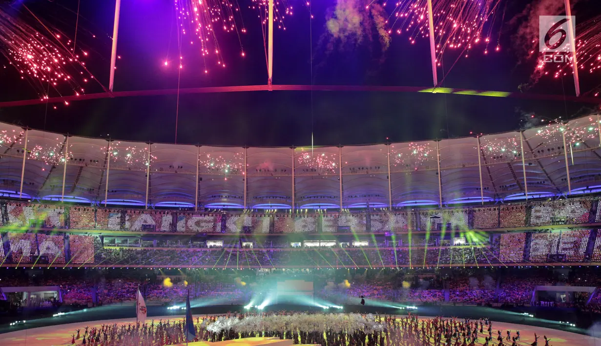 Kembang api menghiasi di atas Stadion Nasional Bukit Jalil saat Upacara Pembukaan Sea Games Asia Tenggara ke-29 di Kuala Lumpur, Malaysia, Sabtu, (19/08/2017). (Liputan6.com/Faizal Fanani)
