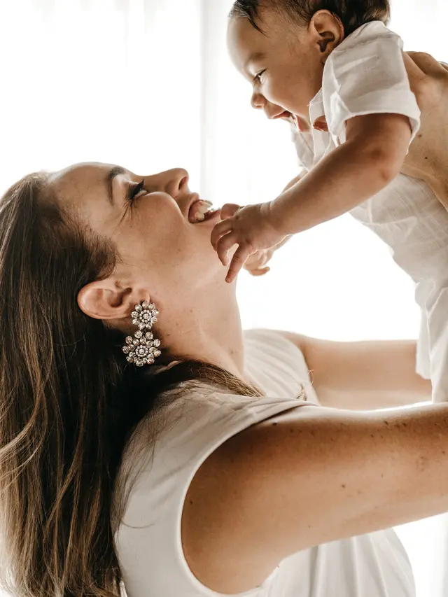 Contoh ilustrasi ibu yang menerapkan wake windows pada anaknya