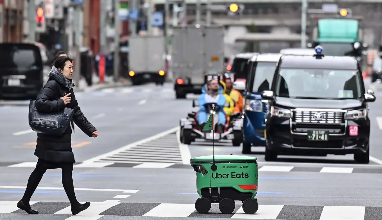 <p>Robot Uber Eats menggunakan sensor untuk menghindari pejalan kaki dan rintangan lainnya. (Richard A. Brooks/AFP)</p>
