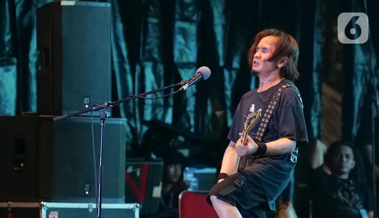 Personel Jamrud beraksi dalam konser musik The 90's Festival di Jakarta, Sabtu (23/11/2019). Ada delapan lagu yang dibawakan Jamrud 90’s Festival Day 1, diantaranya Surti Tejo, Pelangi di Matamu, Selamat Ulang Tahun, dan ditutup dengan lagu Putri. (Liputan6.com/Herman Zakharia)