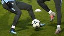 Aksi pemain Manchester City, Kyle Walker (kiri) dan Leroy Sane pada sesi latihan tim di City Football Academy, Manchester, (20/11/2017). City akan melawan Feyenord ada grup F. (AFP/Oli Scarff)