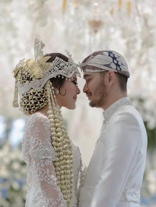 Konsep outdoor dipilih pasangan ini untuk meresmikan hubungannya.Hutan pinus disulap menjadi tempat untuk mengucapkan ijab kabulnya. Suasana pernikahan berlangsung khidmat dan lancar. (Instagram/syahnazs)