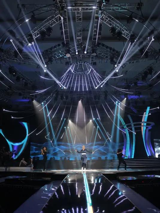 "Aku rasa panggungnya sangat indah, aku sangat terinspirasi dengan lampu (gantung) panggungnya. Aku bahkan berkata pada diriku aku ingin punya ini di tur selanjutnya. Itu sangat indah," kata Bebe Rexha, Kamis (24/8/2017) malam. (Nurwahyunan/Bintang.com)