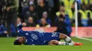 Gelandang Chelsea, Christian Pulisic terbaring di lapangan setelah mengalami cedera di bagian lutut saat menghadapi Manchester City pada laga Liga Inggris 2022/2023 di Stamford Bridge, London (5/1/2023). Akibat sering dilanda cedera membuat penampilannya kurang optimal bersama Chelsea dan imbasnya ia mulai tersisihkan dalam beberapa musim terakhir. Meski kontraknya masih tersisa satu tahun lagi, ia diprediksi akan hengkang pada akhir musim 2022/2023. (AFP/Glyn Kirk)