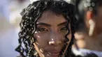 Seorang pengantin wanita berpose saat mengikuti pernikahan massal di Managua, Nikaragua, Selasa (14/2/2023). Acara tersebut diselenggarakan oleh stasiun radio Sandinista "La Nueva Radio Ya", dan sekitar 263 pasangan menikah di Lapangan Revolusi. (AP Photo/Inti Ocon)