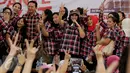 Cagub DKI Jakarta Basuki Tjahaja Purnama atau Ahok berfoto bersama warga dan relawan di Rumah Lembang, Jakarta, Kamis (24/11). Tampak penyanyi Memes mendatangi Rumah Lembang untuk memberikan dukungan kepada Ahok-Djarot. (Liputan6.com/Gempur M Surya)
