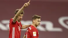 Pemain Bayern Munchen Joshua Kimmich (kanan) merayakan bersama Thomas Mueller usai mencetak gol ke gawang Bayer Leverkusen pada pertandingan Bundesliga di Stadion Allianz Arena, Munchen, Jerman, Selasa (20/4/2021). Bayern Munchen menang 2-0. (AP Photo/Matthias Schrader, Pool)
