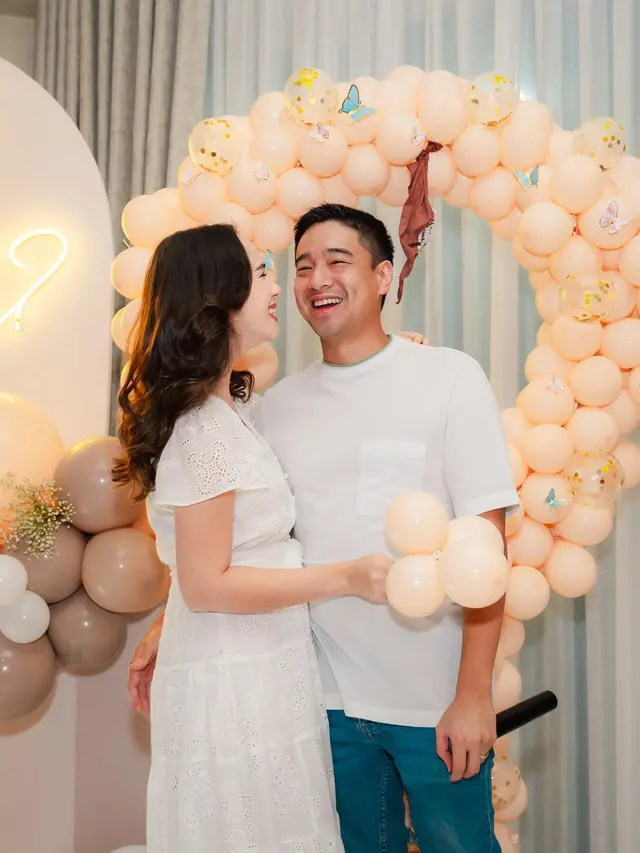 Hamil Anak Pertama, Ini 7 Momen Pamela Bowie Gelar Gender Reveal