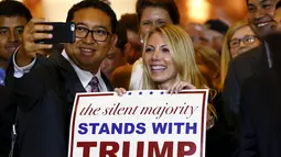 Wakil Ketua DPR RI, Fadli Zon berselfie dengan pendukung Donald Trump di Trump Tower, Manhattan , New York, Kamis (3/9/2015). Fadli Zon hadir untuk menjadi salah satu anggota delegasi yang datang untuk bertemu dengan Trump. (REUTERS/Lucas Jackson)