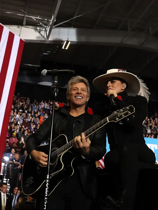 Spanduk tersebut bertuliskan “Love Trumps Hate”, yang memiliki arti “Cinta mengalahkan benci”. (AFP/Bintang.com)