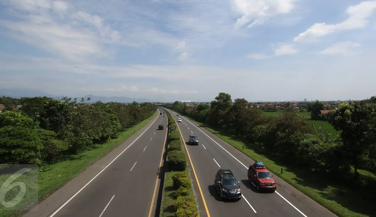 Arus lalu lintas di Tol Cileunyi terlihat lengang tanpa ada hambatan, Jawa Barat, Sabtu (2/7). Banyaknya kendaraan yang memilih Tol Cipali sebagai jalur utama, membuat kondisi Tol Cileunyi sepi dari pemudik. (Liputan6.com/Immanuel Antonius)