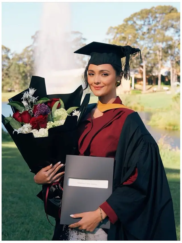 6 Potret Gaya Amanda Rawles Wisuda di Sydney, Memukau dengan Blazer Merah Marun