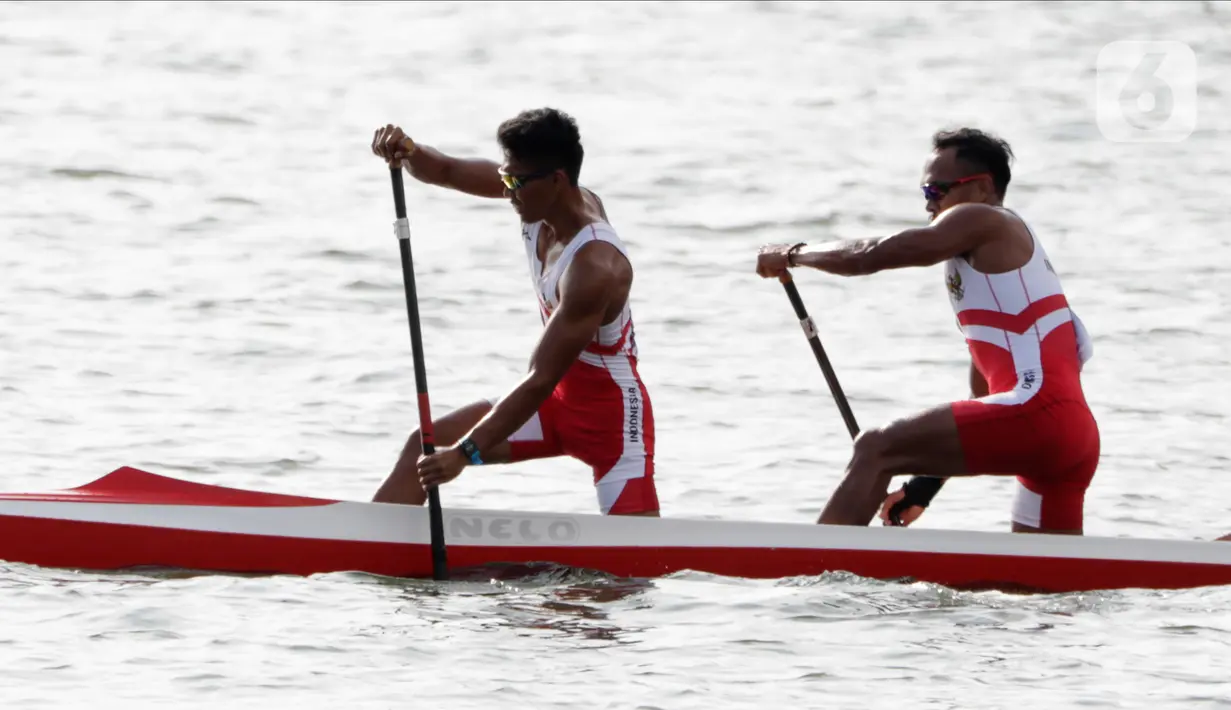 Pasangan Indonesia, Anwar Tara dan Yuda Firmansyah, saat beraksi pada SEA Games 2019 cabang kano nomor 1000 meter putra di Subic, Filipina, Jumat (6/12/2019). Pasangan Indonesia berhasil meraih medali emas. (Bola.com/M iqbal Ichsan)
