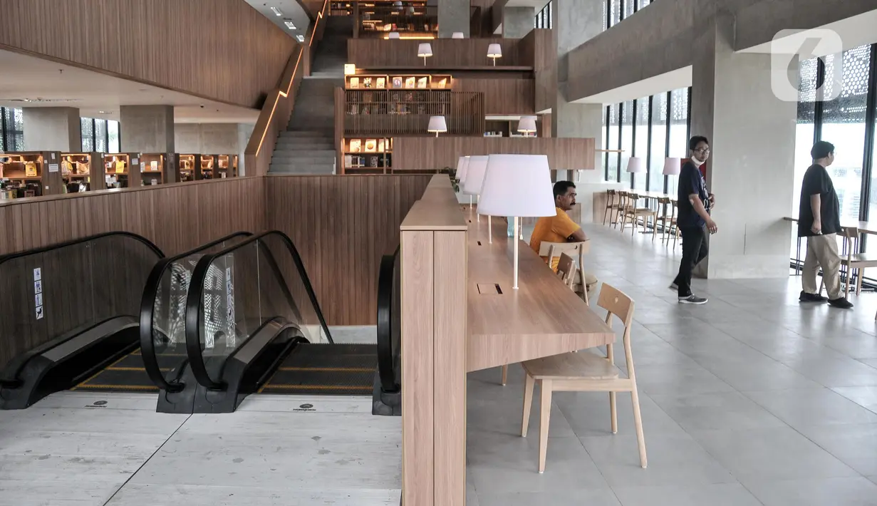 Suasana di salah satu lantai Perpustakaan Umum Daerah Provinsi DKI Jakarta, Taman Ismail Marzuki, Cikini, Jakarta Pusat, Senin (27/6/2022). Perpustakaan Umum Daerah Provinsi DKI Jakarta memiliki lima lantai. (merdeka.com/Iqbal S. Nugroho)