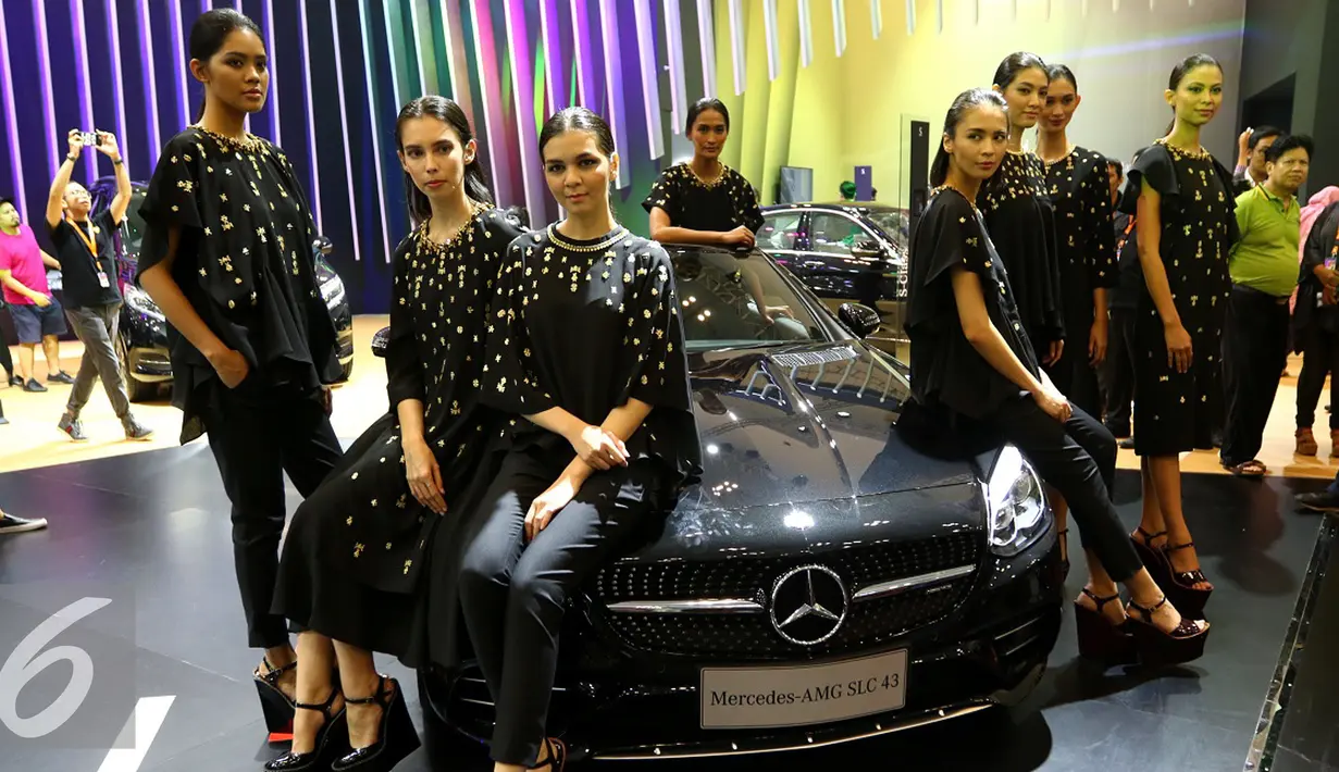 Model mengenakan busana dari desainer Biyan Wanaatmaja  pada gelaran GIIAS 2016 di ICE BSD City Serpong, Banten, (13/8). Marcedes-Benz Indonesia dan  Biyan Wanaatmaja menghadirkan 8 model profesional. (Liputan6.com/Fery Pradolo)