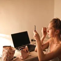 Ilustrasi mengenakan makeup | pexels.com/@adrienn-638530