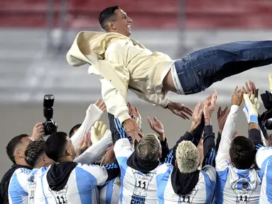 Pemain Argentina, Angel Di Maria dilempar ke udara oleh rekan-rekannya saat memberikan penghormatan setelah pensiun dari tim nasional Argentina sebelum pertandingan kualifikasi Piala Dunia 2026 melawan Chile di stadion Mas Monumental, Buenos Aires, Argentina, Jumat (06/09/2024) WIB. (AFP/Juan Mabromata)