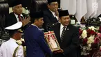 Presiden Joko Widodo menyerahkan RUU tentang APBN TA 2020 beserta Nota Keuangan dan pendukungnya kepada Ketua DPR Bambang Soesatyo dalam Sidang Paripurna di Gedung DPR, Jakarta, Jumat (16/8/2019). Nantinya DPR akan membahas RAPBN 2020 untuk selanjutnya disahkan menjadi UU. (Liputan6.com/JohanTallo)