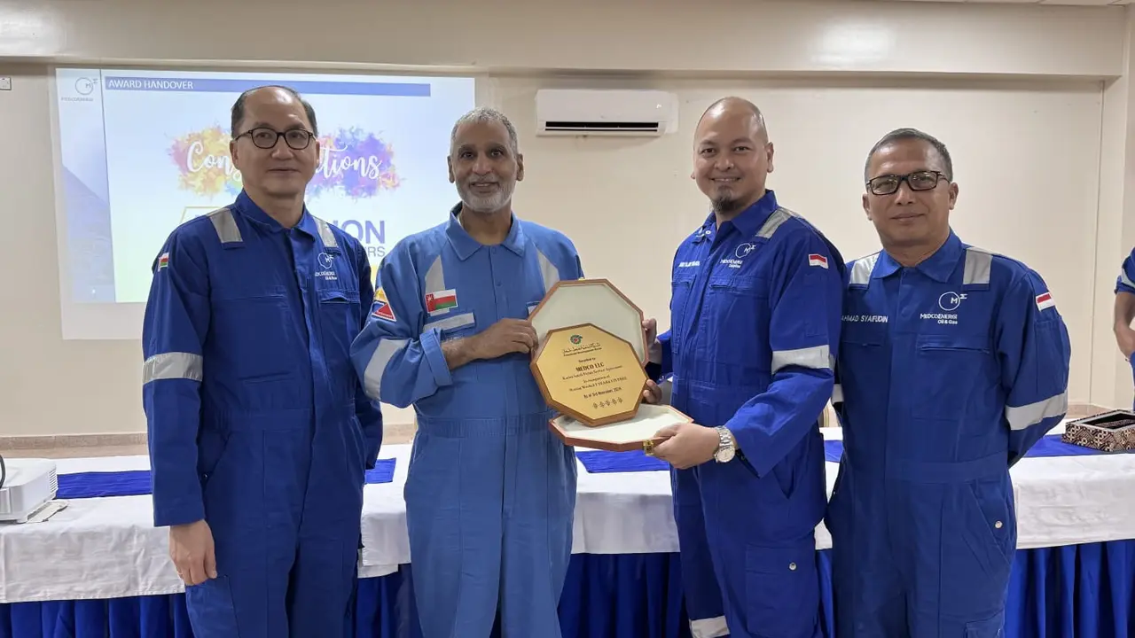Direktur dan COO MedcoEnergi Ronald Gunawan menerima penghargaan dari Oil South Director Petroleum Development Oman (PDO) Salim Hamed Al Sukaiti. Penghargaan ini mengenai pencapaian lima tahun tanpa Lost Time Injury (LTI). (Dok Medco)