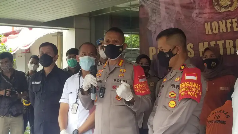 Kapolres Metro Tangerang Kota merilis kasus pembakaran bengkel oleh dokter berinisial MA, yang menewaskan kekasih dan orangtuanya. (Liputan6.com/Pramita Tristiawati)