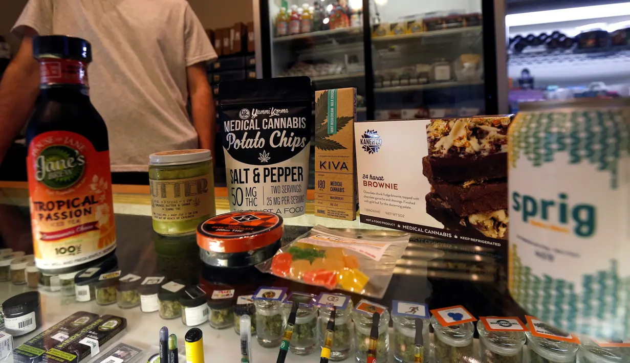 Berbagai produk olahan ganja yang dijual di apotek Patients and Caregivers Grup di California, AS (18/10). Olahan tersebut terdiri dari kue, permen, aneka cemilan serta bahan makanan. (Reuters/Mario Anzuino)