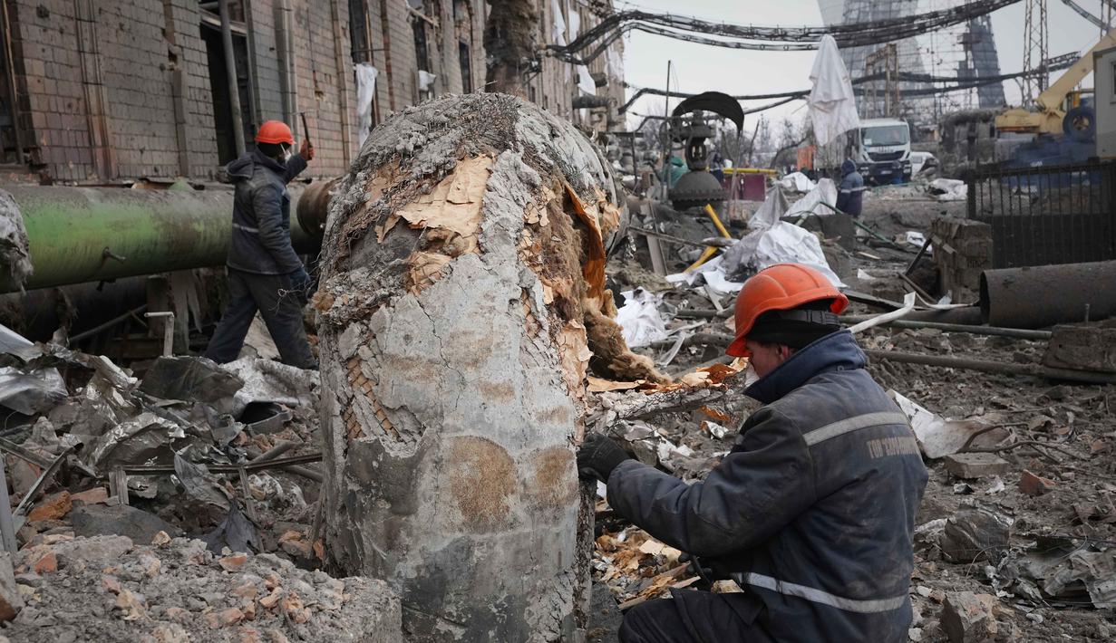 Imbasnya, kegiatan operasional di PLTP Darnytsia telah dihentikan sepenuhnya untuk sementara waktu guna pemeriksaan teknis dan langkah pemulihan. Tampak dalam foto, para pekerja membersihkan kerusakan di Pembangkit Listrik Tenaga Panas (PLTP) Darnytsia setelah serangan Rusia di Kyiv, Ukraina, Rabu 4 Februari 2026. (AP Photo/Sergei Grits)