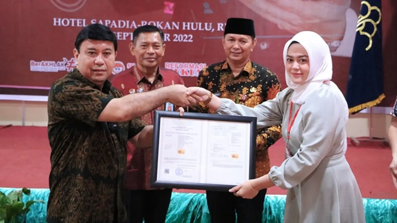Staf Khusus dari Kemenkumham menyerahkan sertifikat kekayaan intelektual kepada warga di Rokan Hulu.