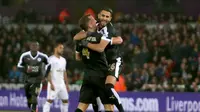 Gelandang Leicester City, Riyad Mahrez (kanan) saat merayakan golnya ke gawang Swansea City, pada laga lanjutan Premier League, di Stadion Liberty, Sabtu (5/12/2015). AFP/Geoff Caddick)