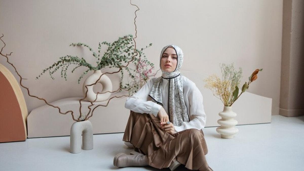 5 Model Gamis Plisket Kekinian dan Feminim, OOTD Populer Favorit Anak Muda
