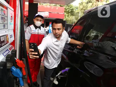 Raffi Ahmad saat mengisi BBM jenis Pertamax Green di SPBU, MT Haryono, Jakarta, Senin (24/7/2023). (Liputan6.com/Angga Yuniar)