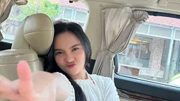 Komentar netizen pun penuh dengan ungkapan kebahagiaan. Banyak yang menyebut Randy sangat 'bucin' kepada Lyodra, bahkan ada yang mengatakan bahwa Randy mencintai Lyodra secara ugal-ugalan. Unggahan ini juga membuat penggemar ikut senyum-senyum sendiri melihat kebersamaan mereka. (Liputan6.com/IG/@randymartinnn)