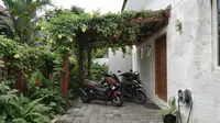 10 Desain Kanopi Samping Rumah untuk Area Penyimpanan Motor yang Aman dan Estetik