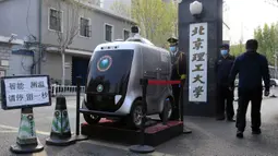 Petugas memeriksa mobil pengiriman tanpa awak di Institut Teknologi Beijing, Beijing, China, Senin (6/4/2020). Mobil pengiriman tanpa awak berteknologi 5G ini juga mampu mengenali informasi wajah dan melakukan pengiriman tanpa bersentuhan. (Xinhua/Ren Chao)